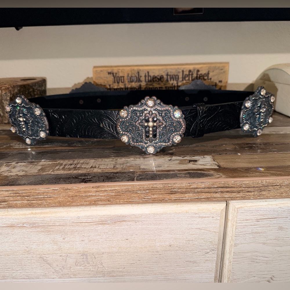Shyanne Women's Cross Concho Tooled Strap Belt